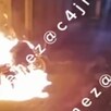 Hombre incendiando motocicletas en La Magdalena Contreras
