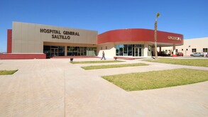 Se observa un edificio color gris con letras que dicen Hospital General Saltillo.