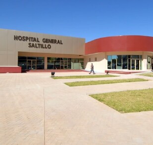 Se observa un edificio color gris con letras que dicen Hospital General Saltillo.