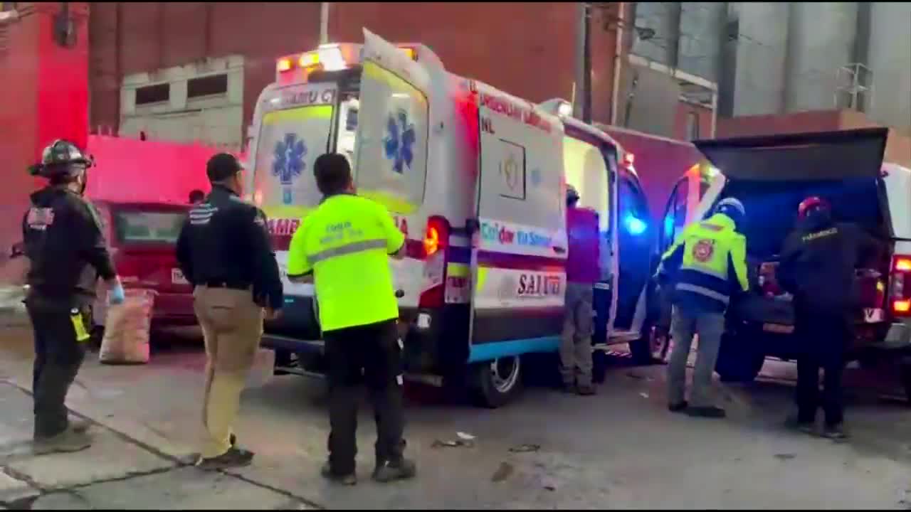 Un hombre resultó grave tras ser atacado con un cuchillo durante un presunto asalto en un camión urbano de Monterrey.