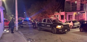 Se observa una camioneta en medio de la calle y es de noche.