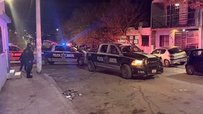 Se observa una camioneta en medio de la calle y es de noche.