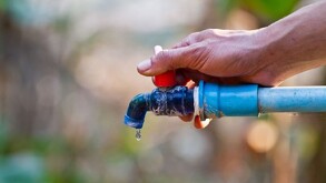 llave de agua con poco flujo de líquido vital.