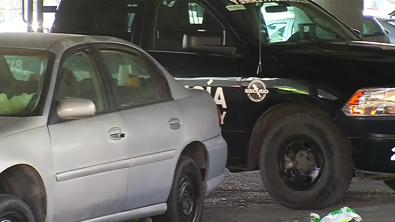 Autoridades de Monterrey investigan el fallecimiento de un hombre, presuntamente adulto mayor, localizado sin vida dentro de un automóvil.