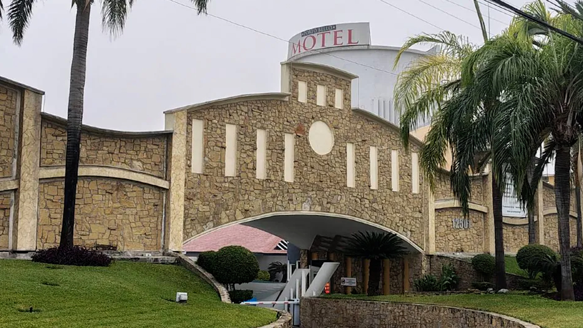 El cuerpo del masculino fue encontrado en el suelo de una habitación del establecimiento.