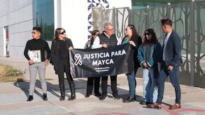 Afuera de la Casa de Justicia de San Andrés Cholula, la familia de Mayca Álvarez exige justicia por la muerte de la joven.