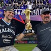 Mateo Gil y Benjamín Gil levantando un trofeo con Charros de Jalisco