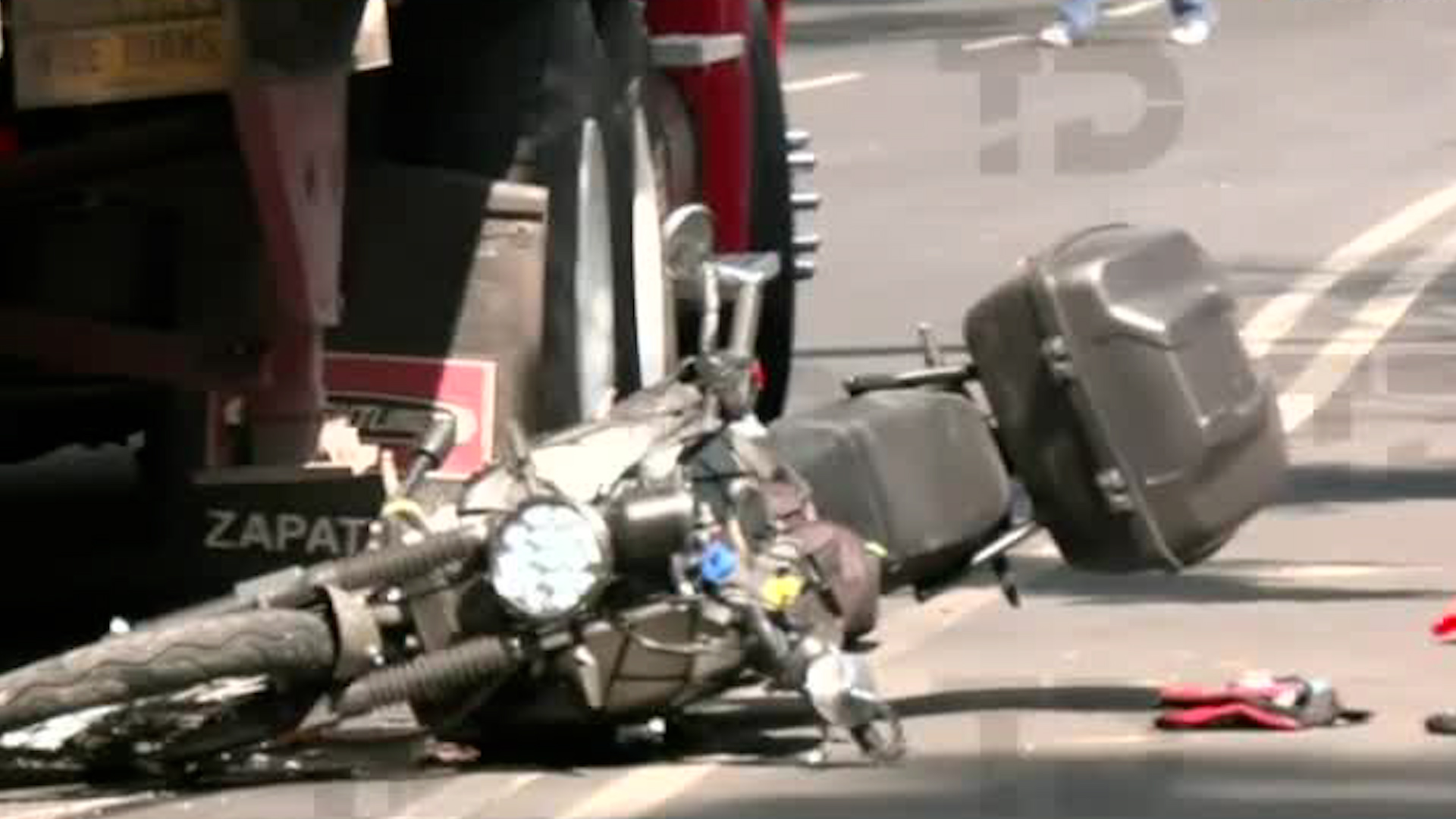 El motociclista perdió la vida de manera instantánea al ser atropellado por un tráiler.