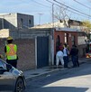 Se observa un carro, unos bomberos y un camión de bomberos.