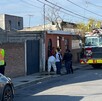 Se observa un carro, unos bomberos y un camión de bomberos.