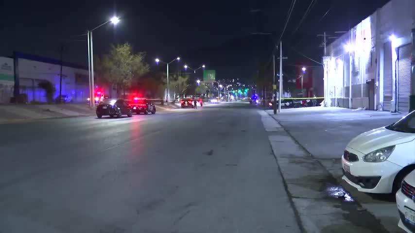 Una persecución y balacera se registró en Monterrey tras el reporte del robo de un Nissan Sentra.