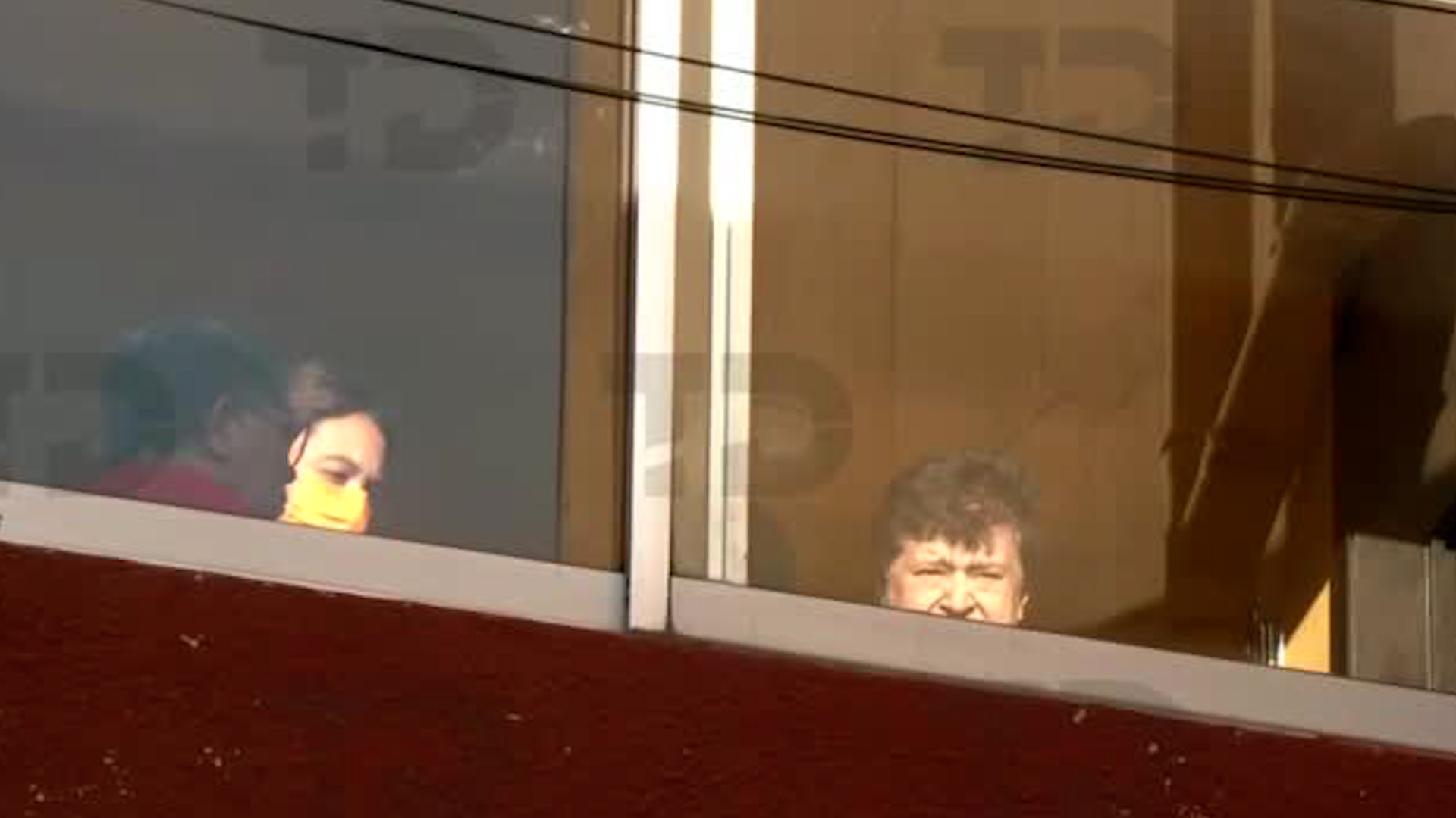 Paramédico atienden a los afectados quienes presuntamente dejaron una llave de gas encendida.