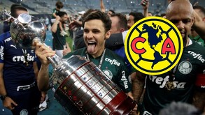 Raphael Veiga cargando la Copa Libertadores con la camiseta de Palmeiras de Brasil.