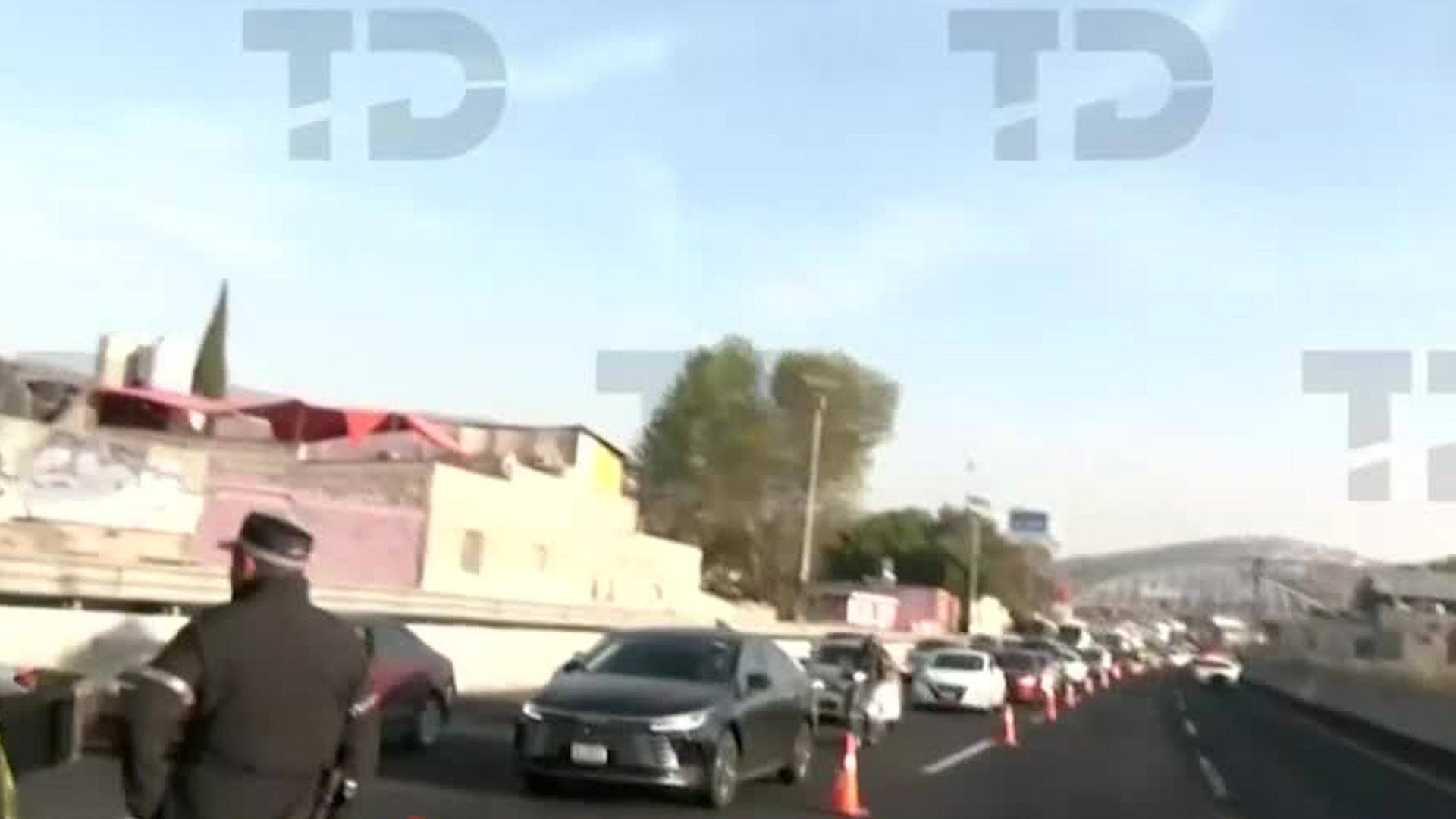 Dos personas fallecieron tras volcar su vehículos, Servicios de emergencia laboran en la zona.