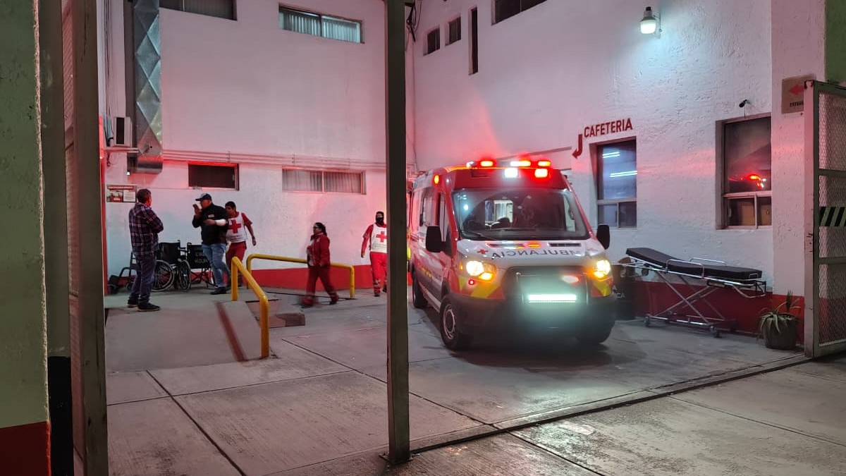 cruz roja mexicana y luces de ambulancias.