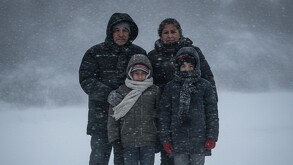 familia mexicana compuesta por abuelo, abuela y dos nietos en medio de una tormenta invernal en México