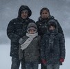 familia mexicana compuesta por abuelo, abuela y dos nietos en medio de una tormenta invernal en México