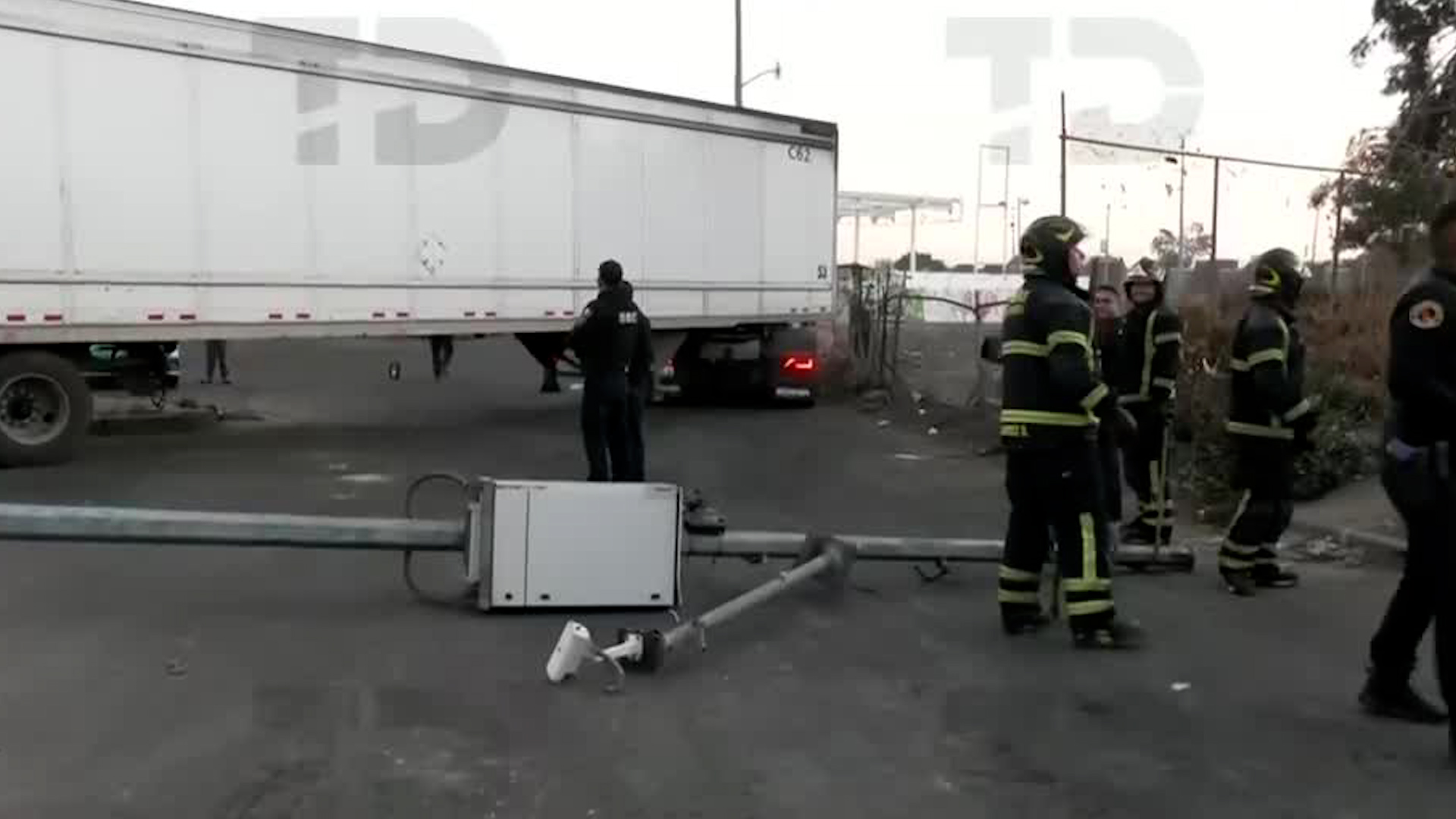 Servicios de emergencia laboran en la zona para retirar el poste que se cayó durante el accidente.