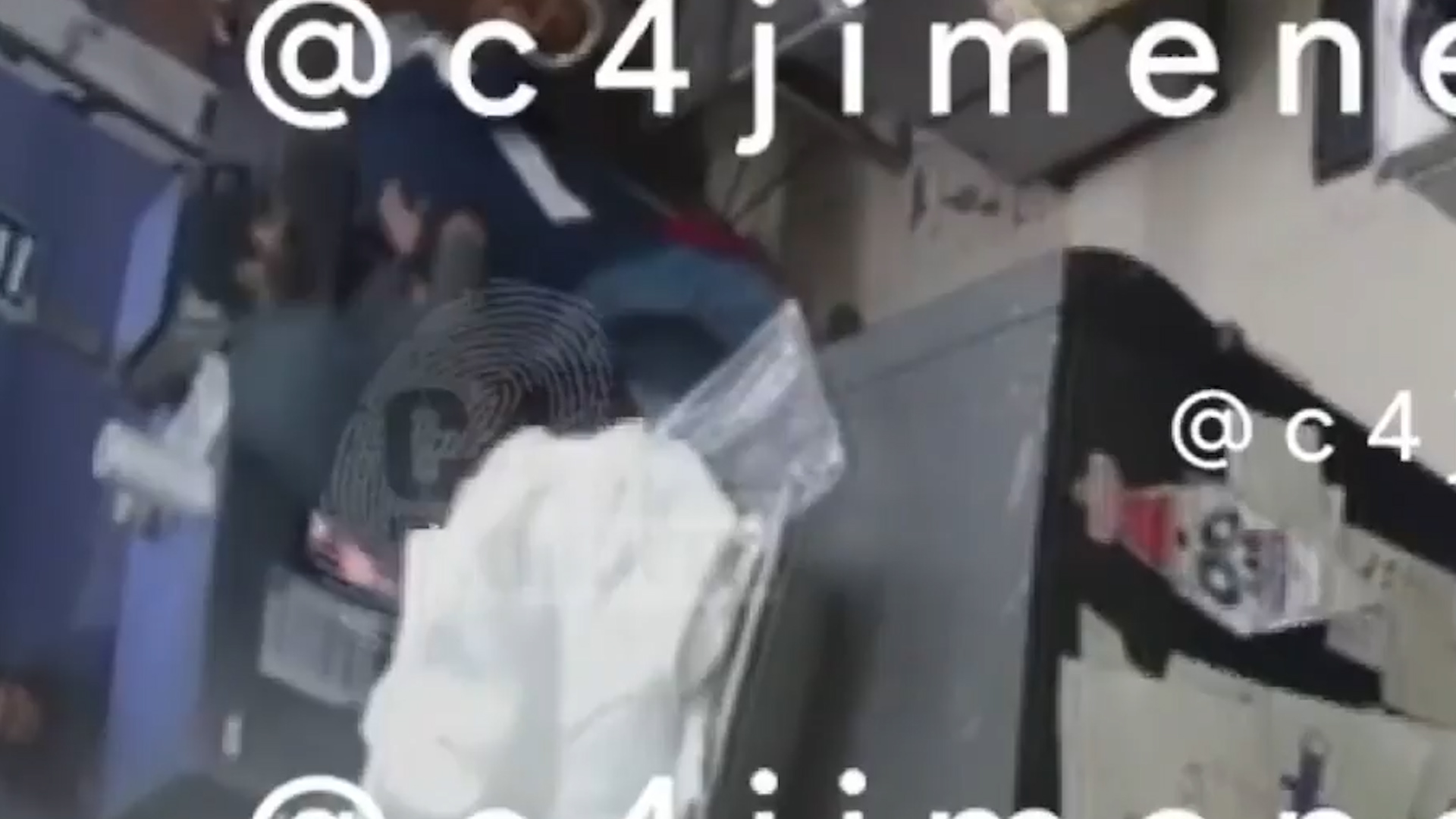 Cámaras de seguridad captan el momento en que un presunto integrante de la Unión Tepito extorsiona una carnicería en la Picacho Ajusco.