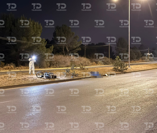El joven motociclista usaba casco de seguridad, pero aun así perdió la vida, dicha protección acabó a varios metros de su cuerpo.