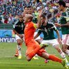 Arjen Robben y Rafael Márquez en la jugada polémica que provocó el penal y la eliminación de México en Brasil 2014.