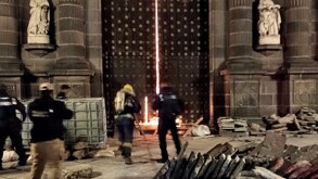 bomberos sofocan un incendio en una de las puertas de la catedral de puebla