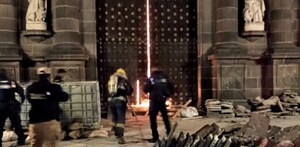 bomberos sofocan un incendio en una de las puertas de la catedral de puebla