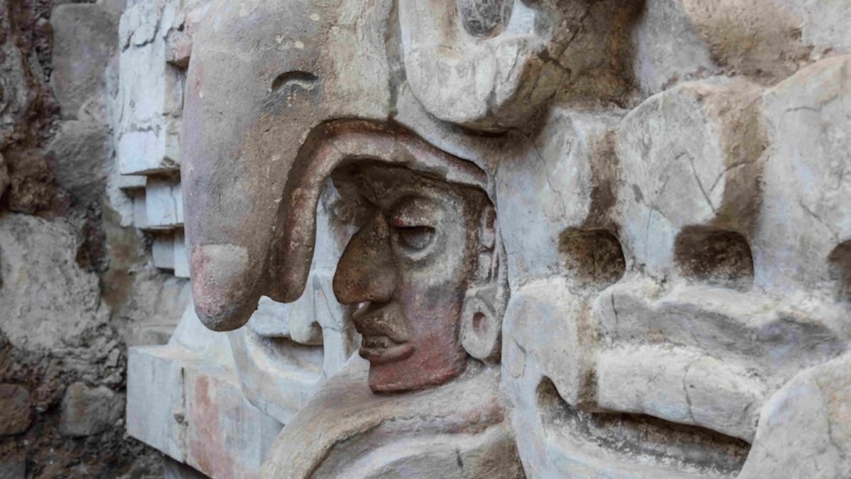 señor zapoteca con máscara de búho en la tumba hallada en huitzo oaxaca