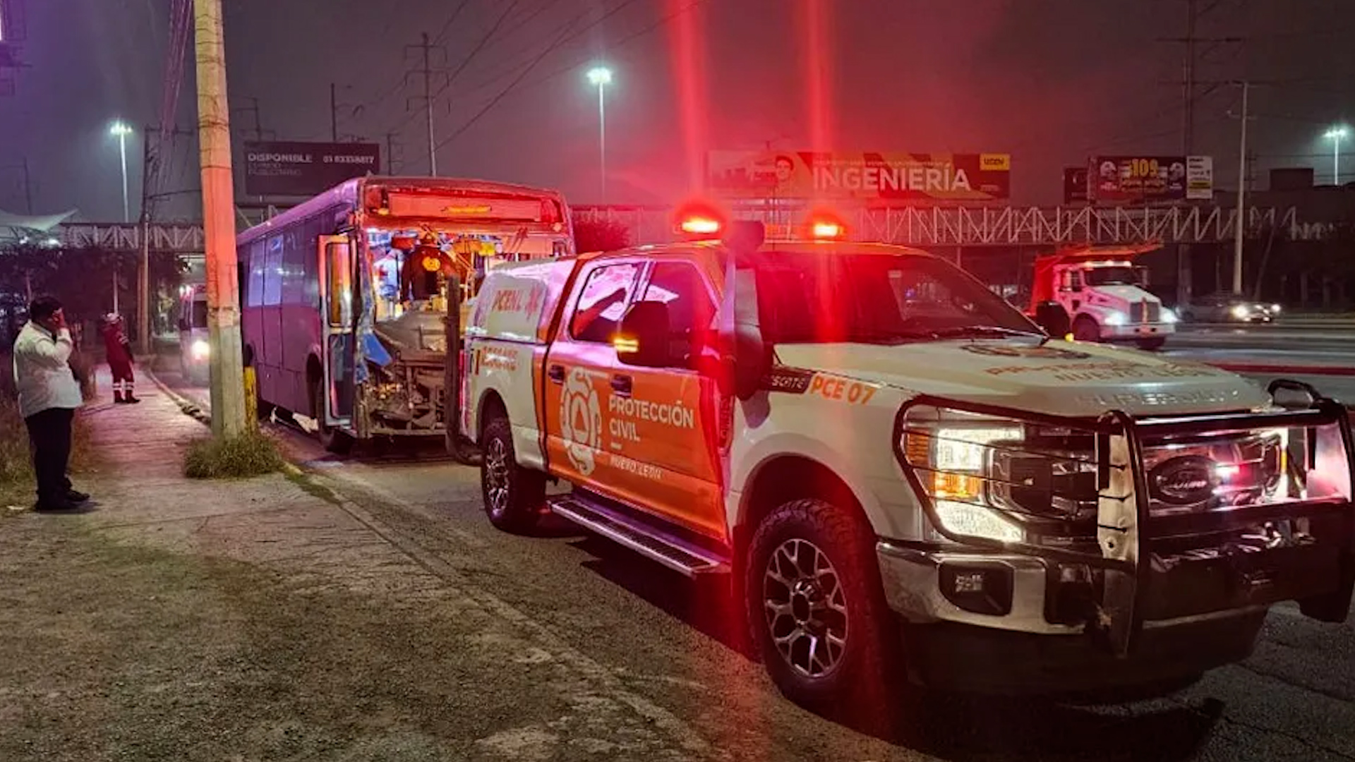 Dos camiones protagonizaron un accidente vial tras impactarse de frente mientras circulaban por avenida Sendero en el municipio de Escobedo.