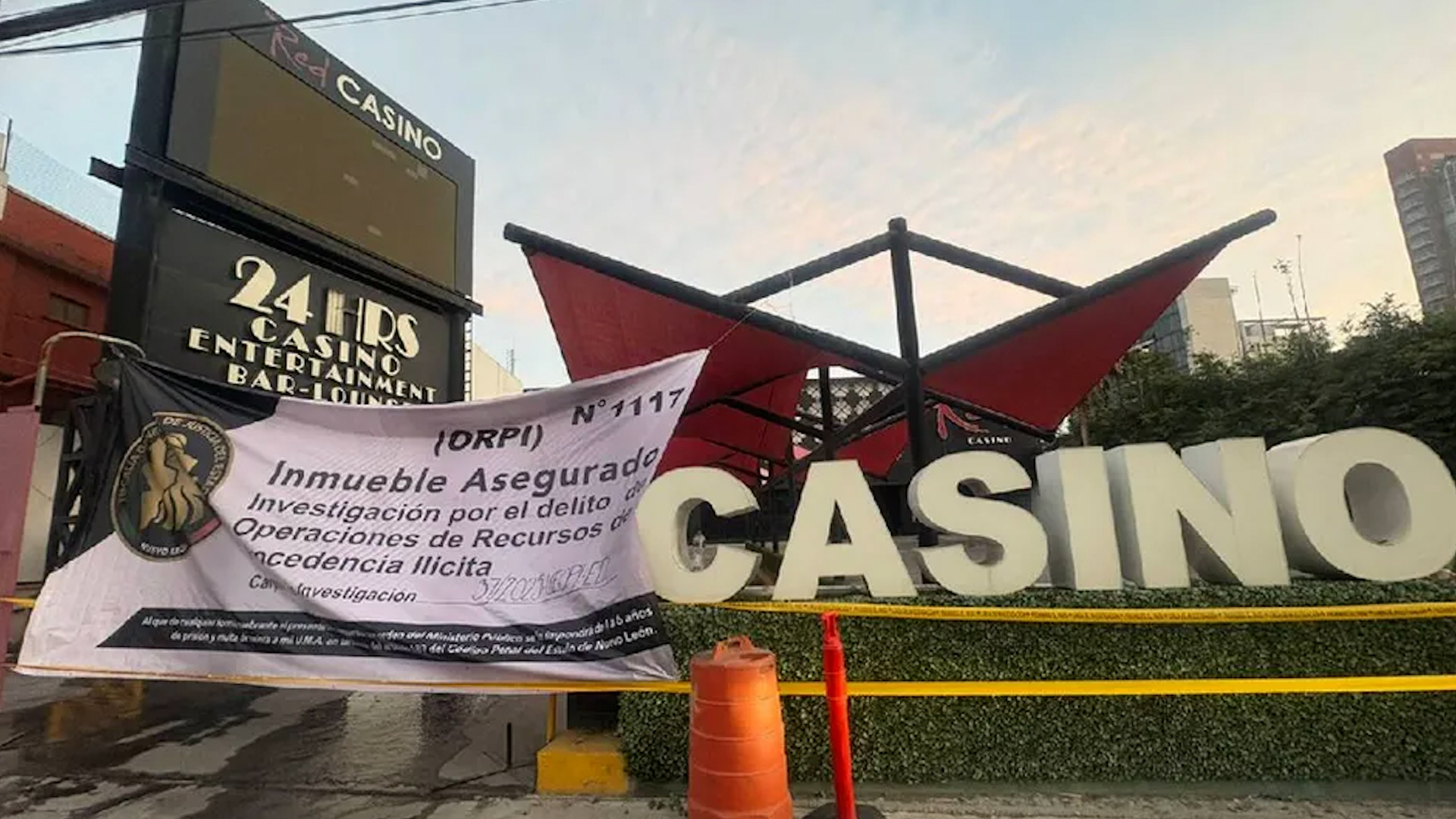 El resguardo de las autoridades continúa horas después de los cateos simultáneos en 4 casinos ubicados en distintos puntos del área metropolitana de Monterrey.