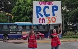 Dos personas ocn un cartel