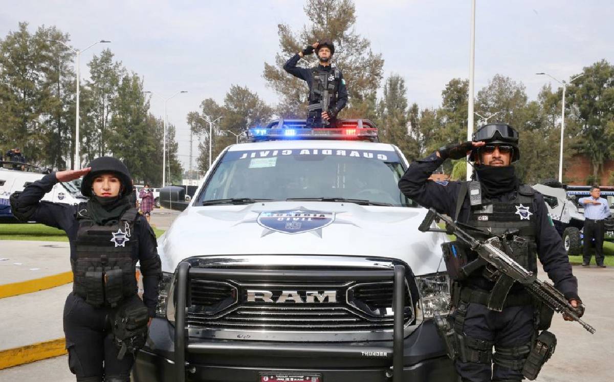 Elementos de la Guardia Civil y patrulla