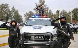 Elementos de la Guardia Civil y patrulla