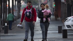 Familia caminando en calles de la Ciudad de México.