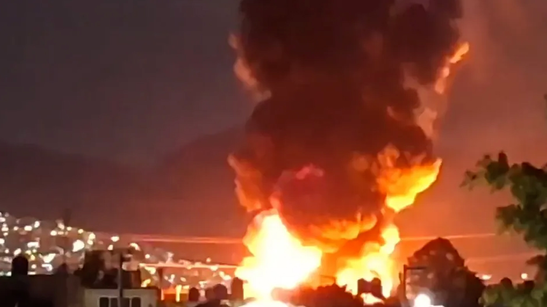 Fuerte incendio en fábrica de solventes en Xalostoc, Ecatepec. Llamas de 10 metros y evacuaciones masivas. ¡Cobertura del siniestro!.