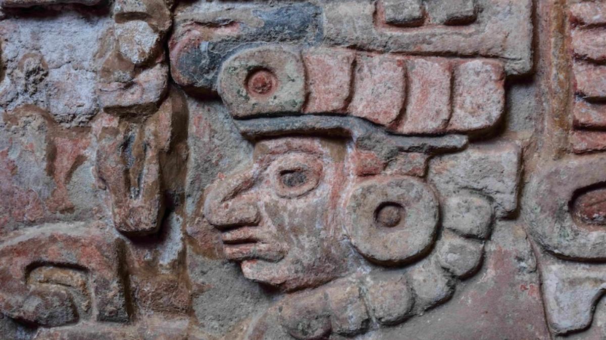 un guerrero en la arquitectura de la tumba zapoteca de los valles centrales oaxaca