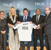 Pablo Lemus y directivos muestran una camiseta del Real Madrid con el nombre 