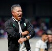 Nacho Ambriz dirigiendo a Club León en el partido contra Pumas.