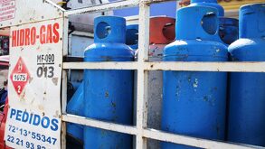 tanques de gas lp en un camión repartidor en puebla