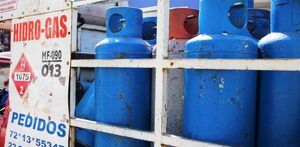 tanques de gas lp en un camión repartidor en puebla