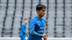 Oliver Torres en el partido de entrenamiento con Rayados .