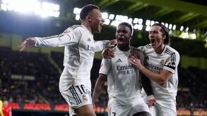 Jugadores del Real Madrid celebrando el gol con Kylian Mbappé en el partido ante Villarreal.