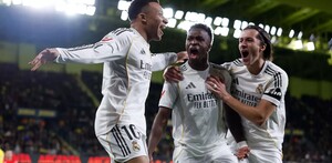 Jugadores del Real Madrid celebrando el gol con Kylian Mbappé en el partido ante Villarreal.