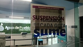 sello de suspensión de actividades de profeco en una sucursal de agua de puebla