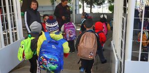 niños con uniforme y mochila entrando a la escuela en puebla