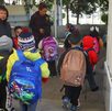 niños con uniforme y mochila entrando a la escuela en puebla