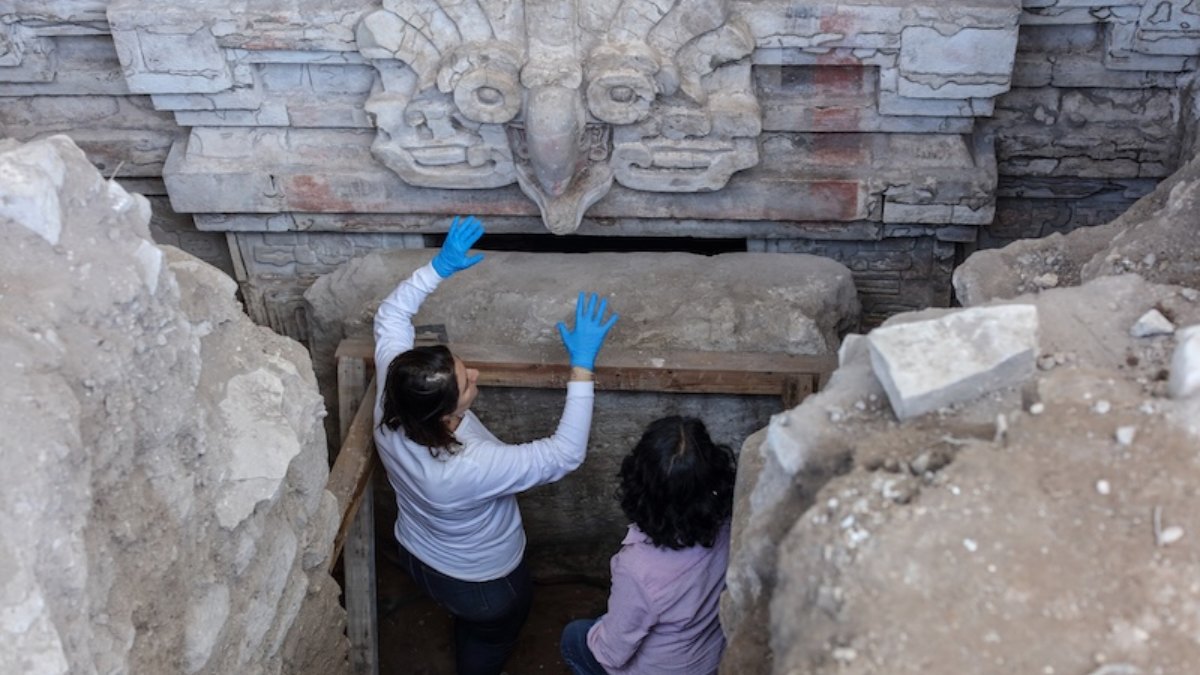 arquéologas del inah inspeccionan la tumba zapoteca descubierta en oaxaca