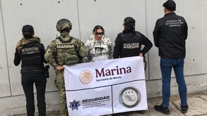 ‘Valeria’, supuesta integrante de célula de La Chokiza, es trasladada a la Fiscalía Especializada en Materia de Delincuencia Organizada.