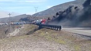 Accidentecarretera monterrey-saltillo deja tráiler quemado