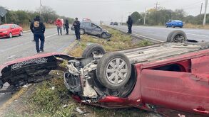 Carro volcado en Carretera Nacional en Linares.